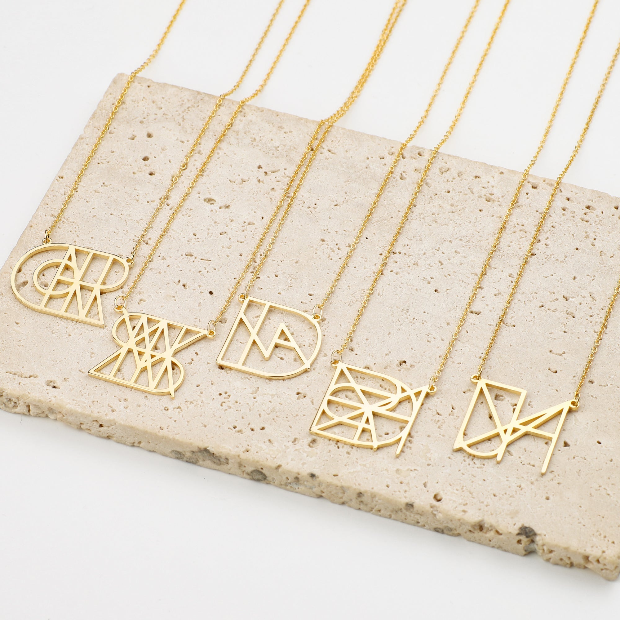 Collana con nome monogramma minimalista