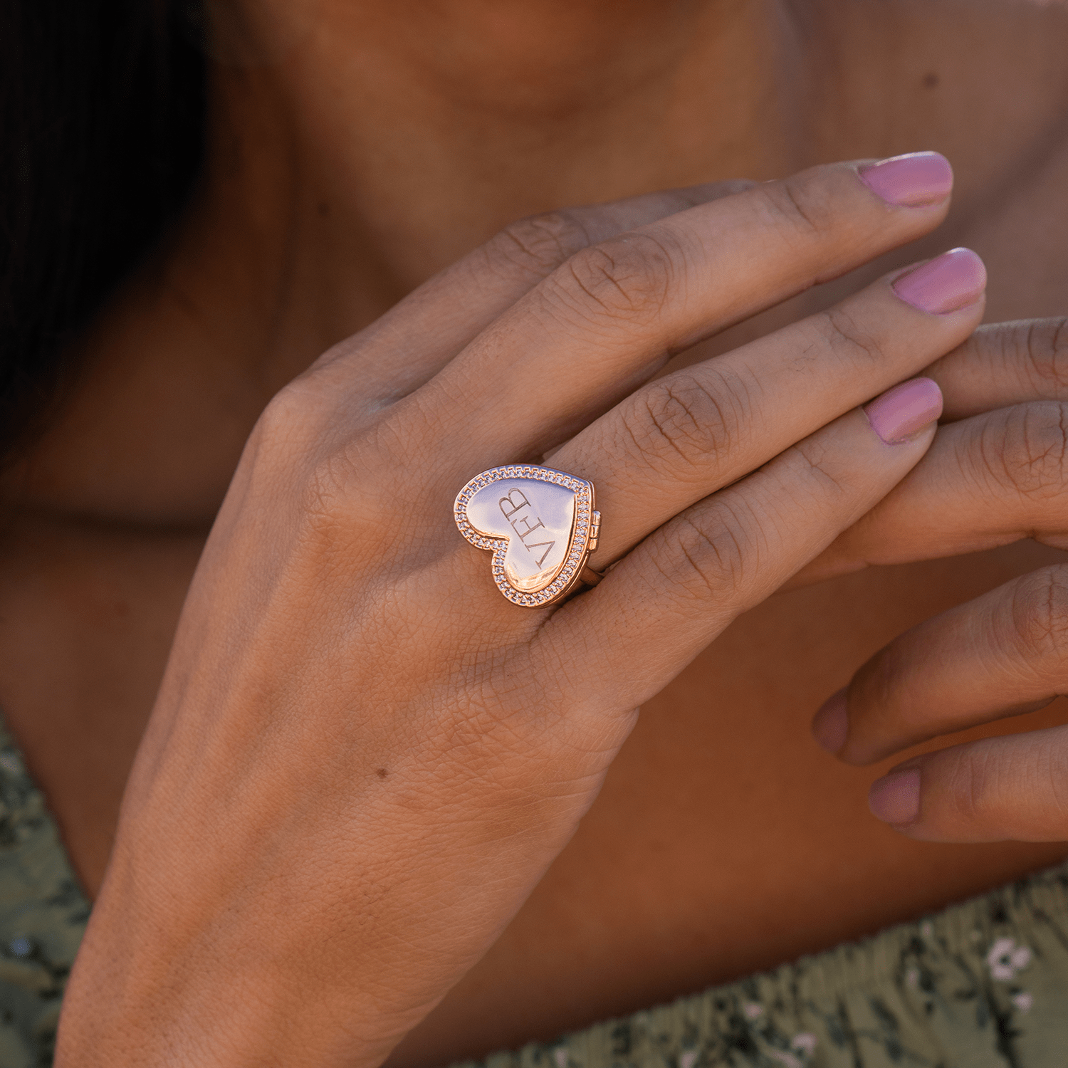 Anello con medaglione a cuore personalizzato