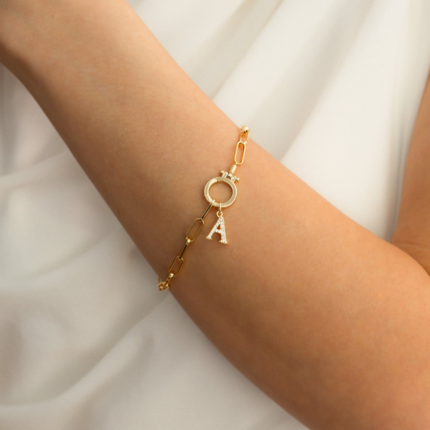 Charm con iniziale pavé delicato