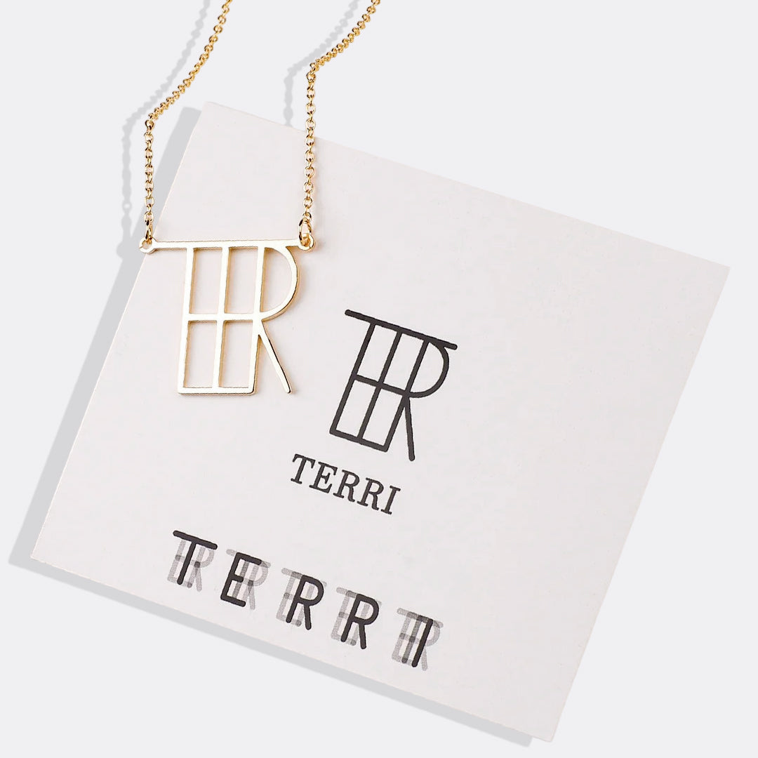 Collana con nome monogramma minimalista