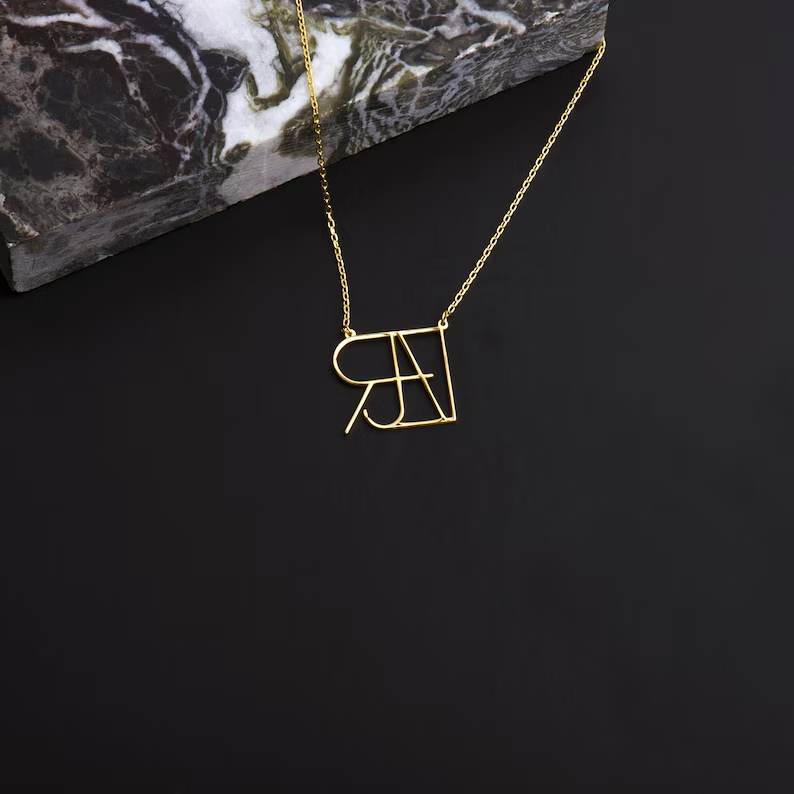 Collana con nome monogramma minimalista