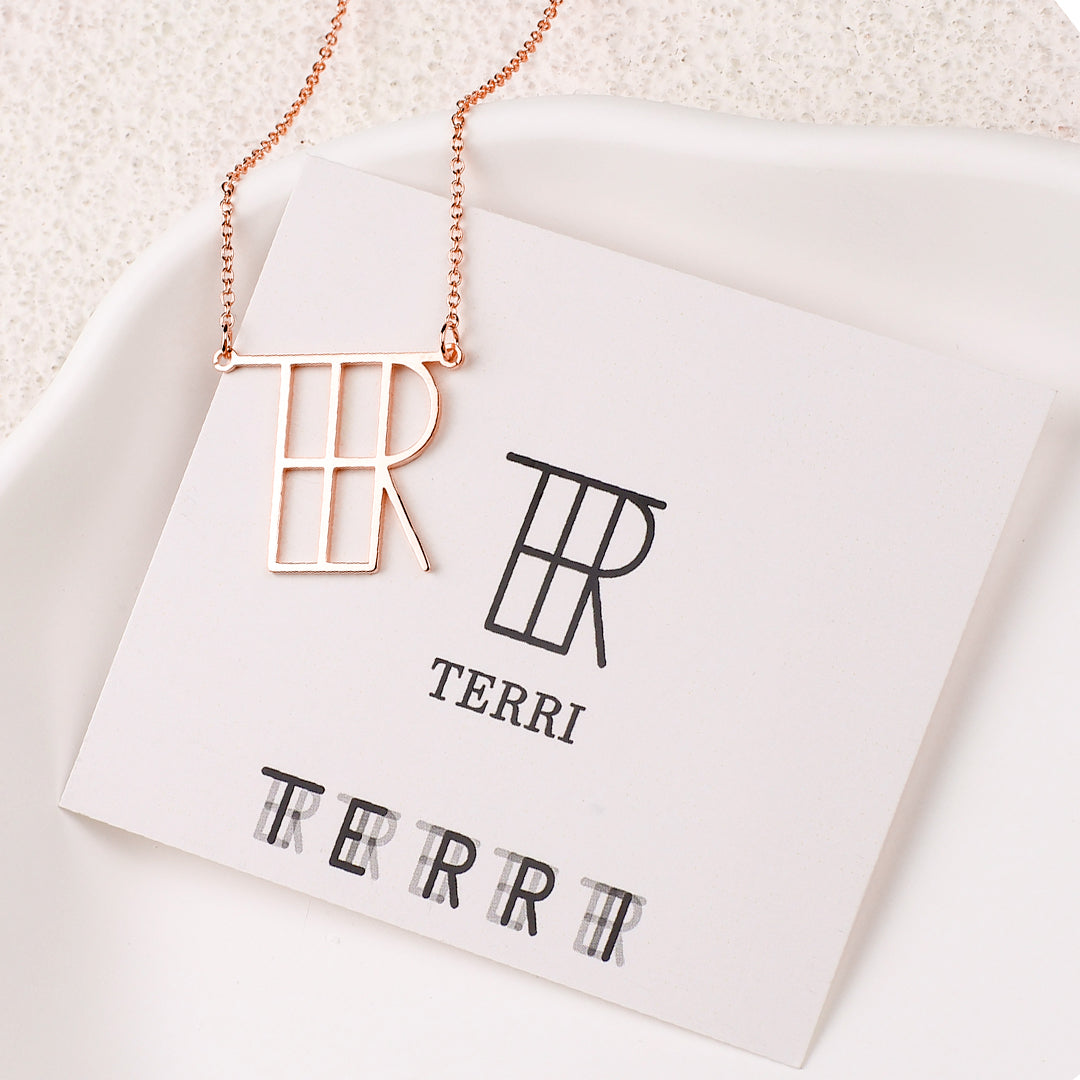 Collana con nome monogramma minimalista