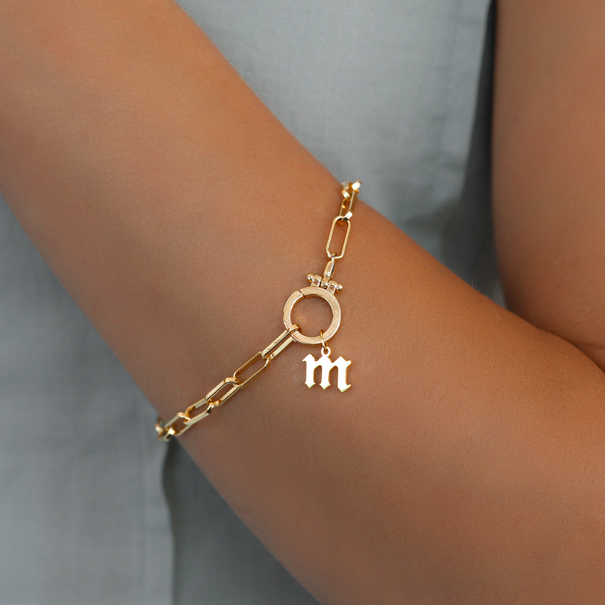 Charm con lettera in stile Old English