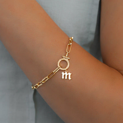 Charm con lettera in stile Old English