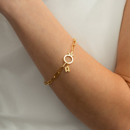 Charm con lettera in stile Old English