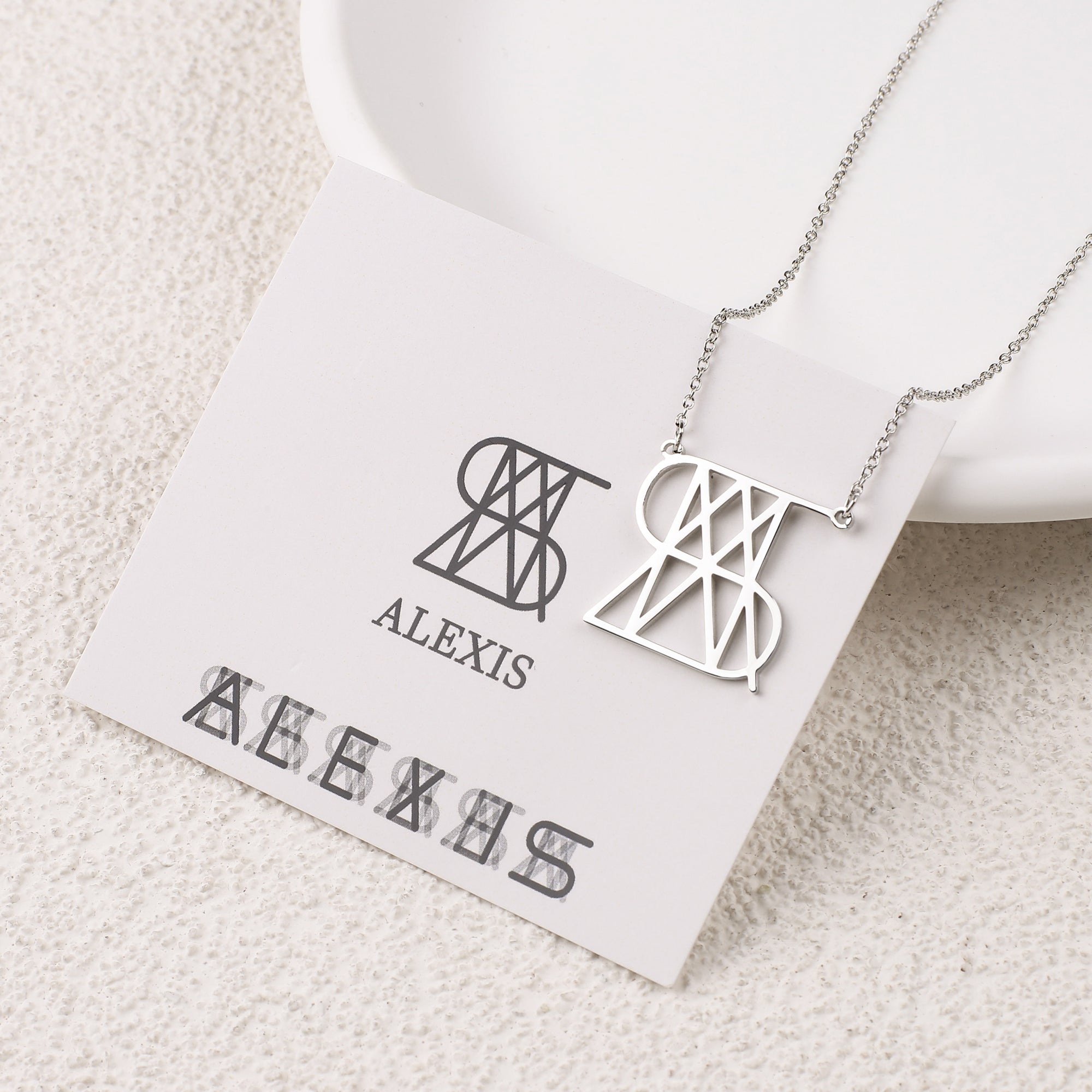 Collana con nome monogramma minimalista
