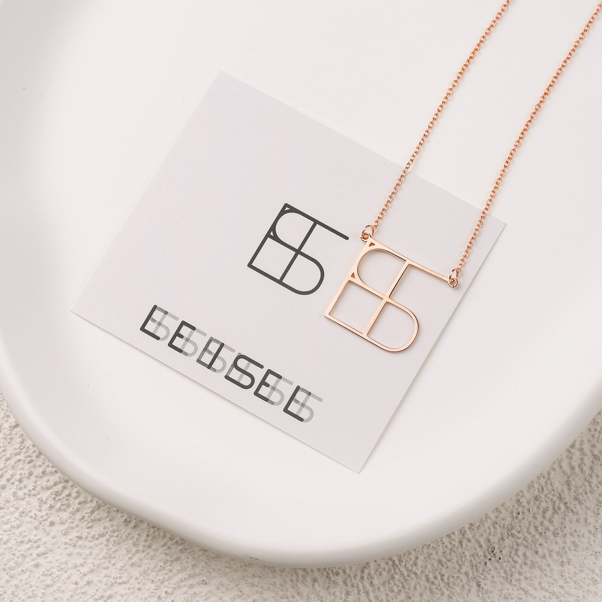 Collana con nome monogramma minimalista