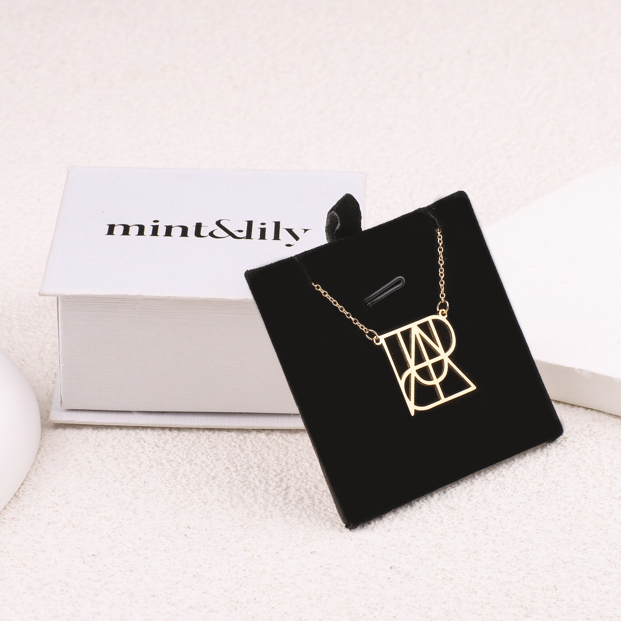 Collana con nome monogramma minimalista