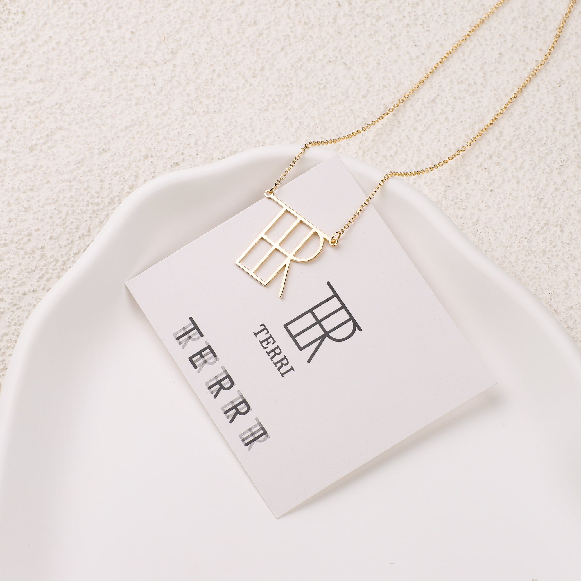 Collana con nome monogramma minimalista