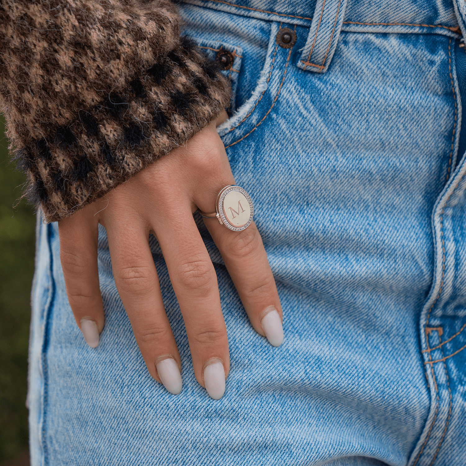 Anello personalizzato con medaglione ovale