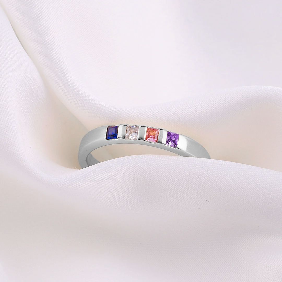 Anello con pietra portafortuna taglio principessa