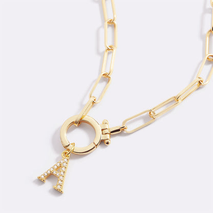 Charm con iniziale pavé delicato