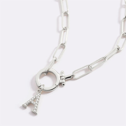 Charm con iniziale pavé delicato