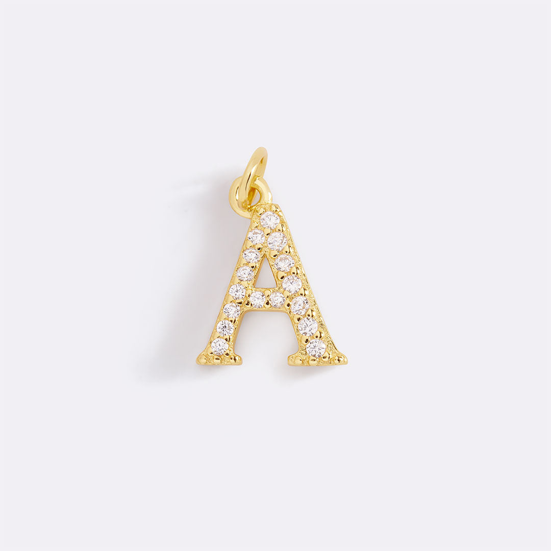 Charm con iniziale pavé delicato