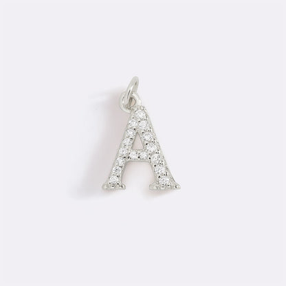 Charm con iniziale pavé delicato