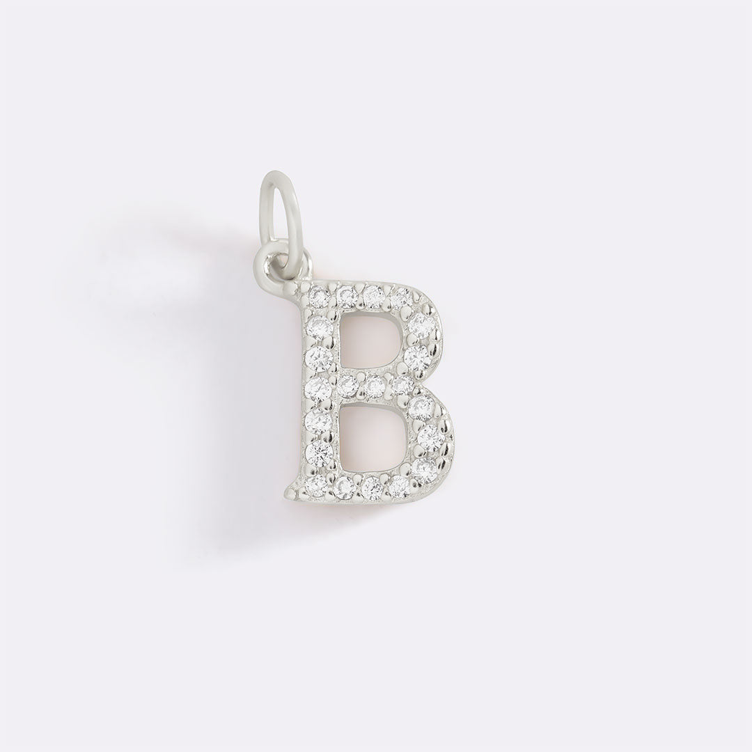 Charm con iniziale pavé delicato