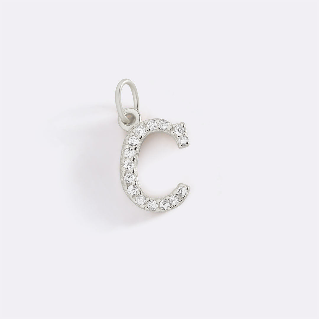 Charm con iniziale pavé delicato