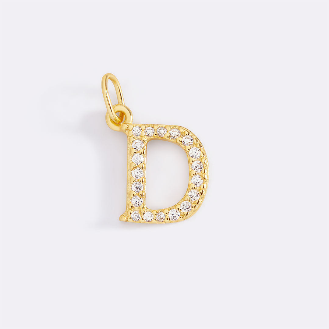 Charm con iniziale pavé delicato