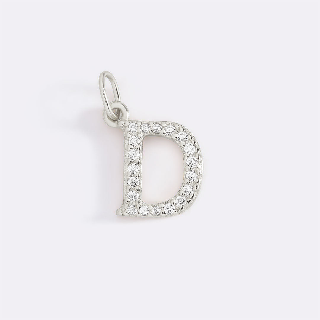 Charm con iniziale pavé delicato
