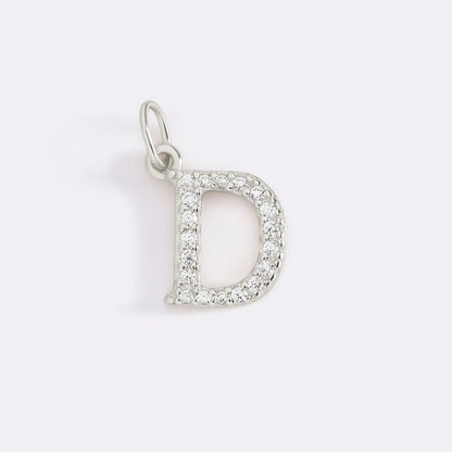 Charm con iniziale pavé delicato