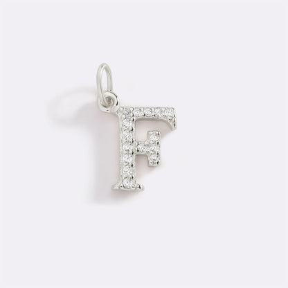 Charm con iniziale pavé delicato