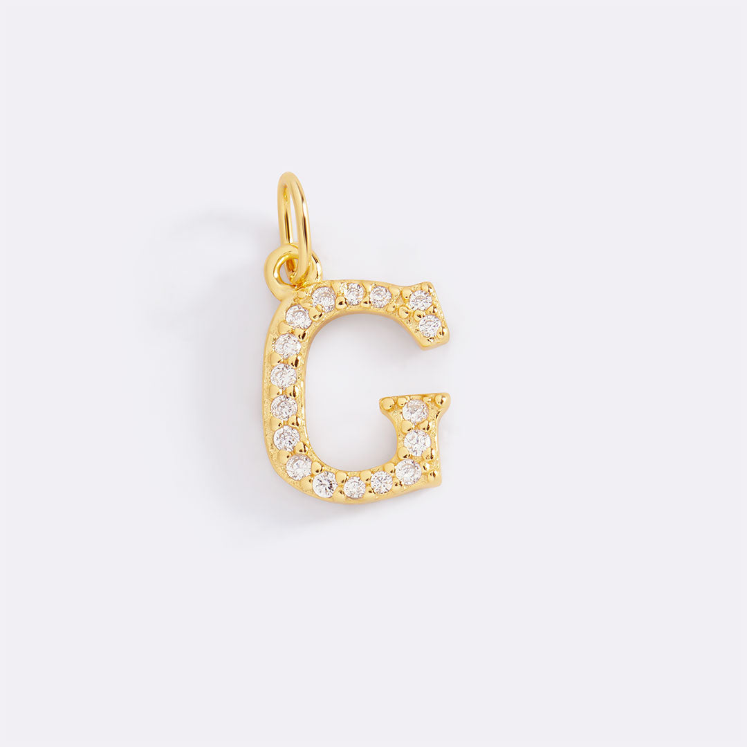 Charm con iniziale pavé delicato
