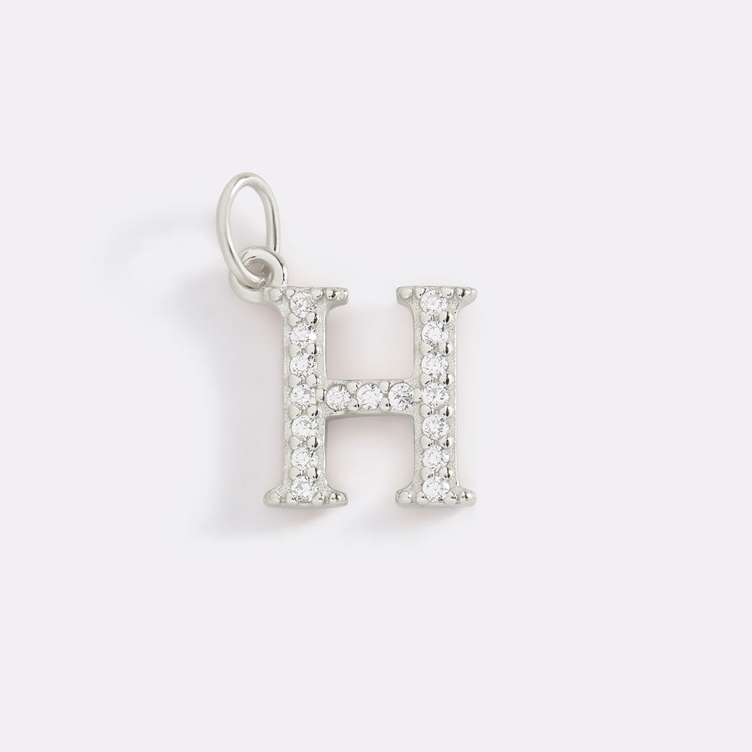 Charm con iniziale pavé delicato