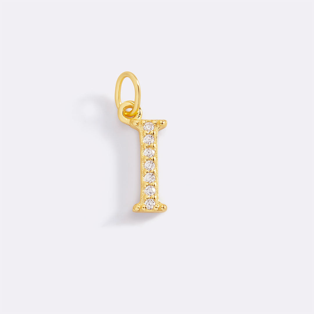 Charm con iniziale pavé delicato