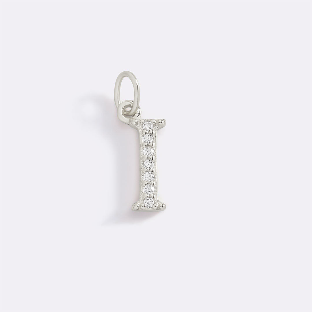 Charm con iniziale pavé delicato