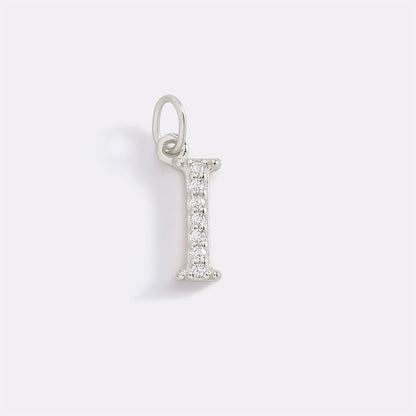 Charm con iniziale pavé delicato