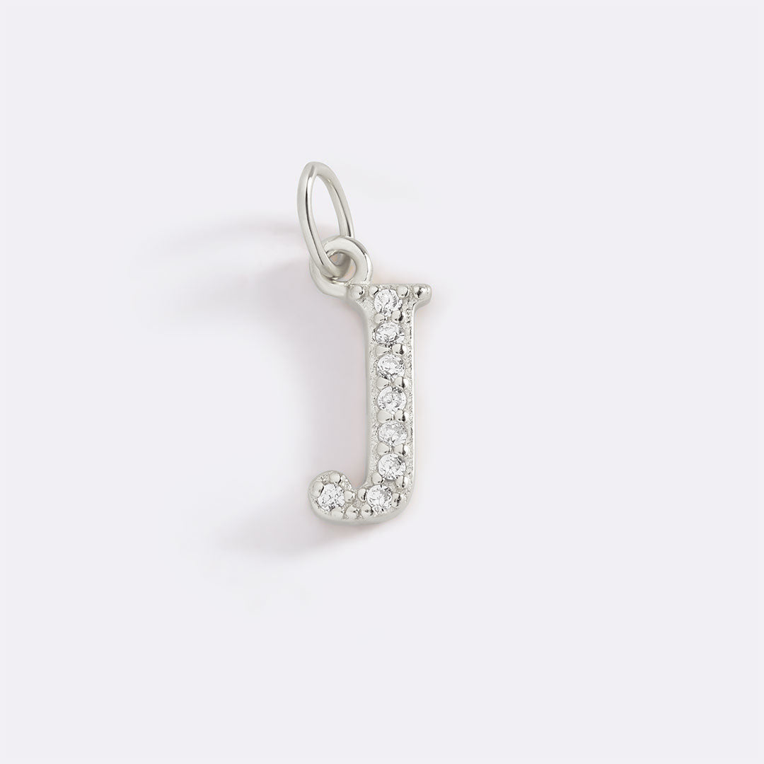 Charm con iniziale pavé delicato
