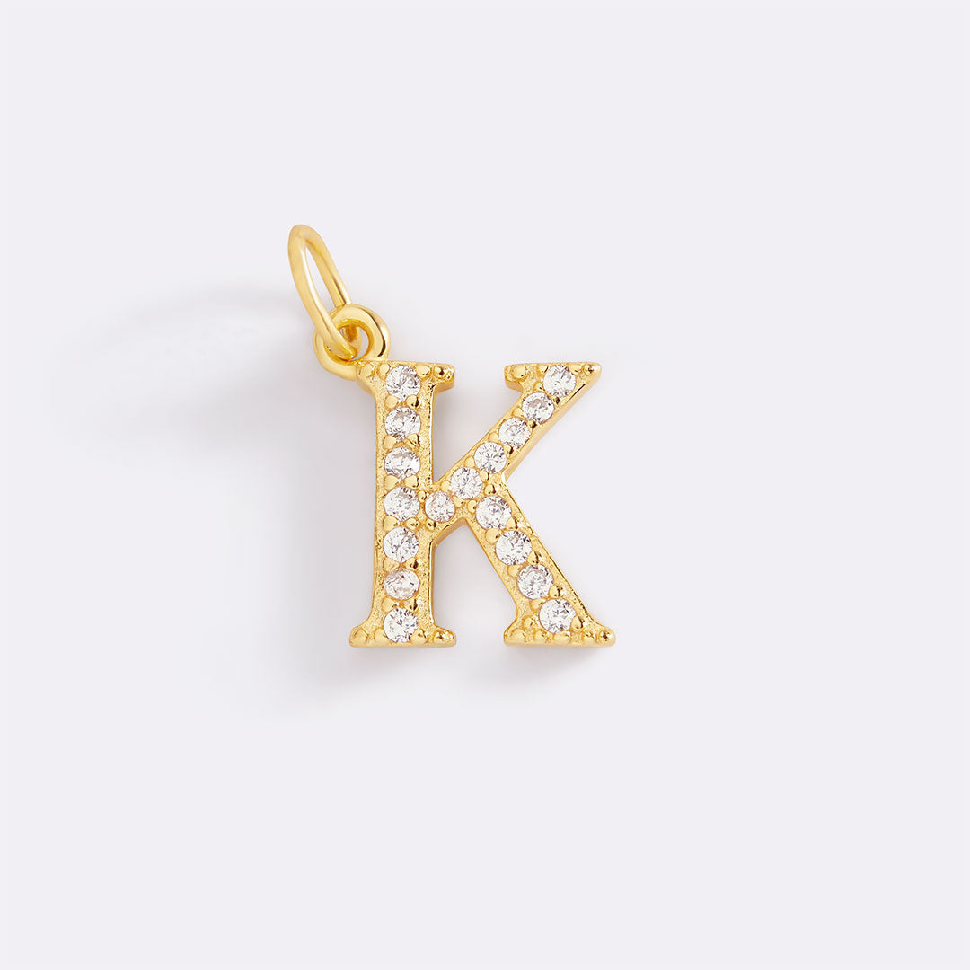 Charm con iniziale pavé delicato