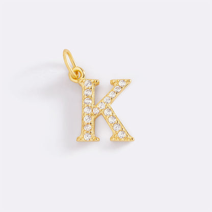 Charm con iniziale pavé delicato