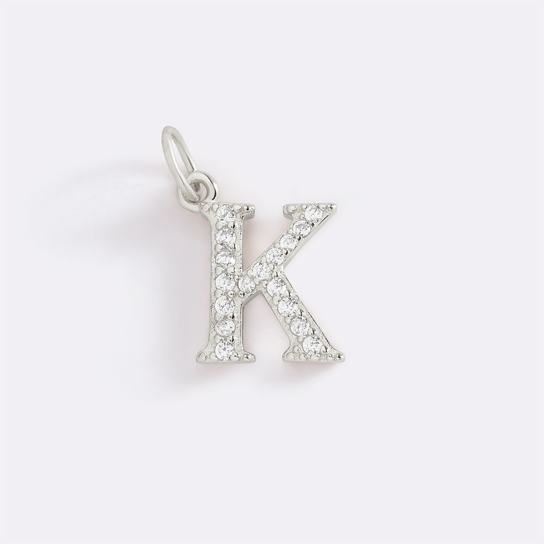 Charm con iniziale pavé delicato