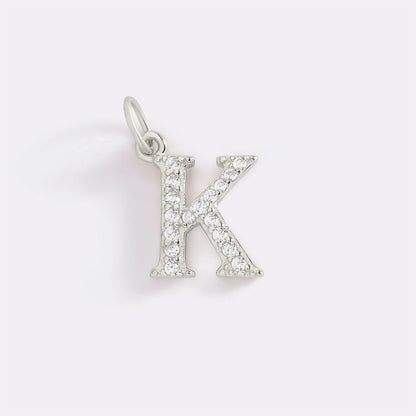 Charm con iniziale pavé delicato