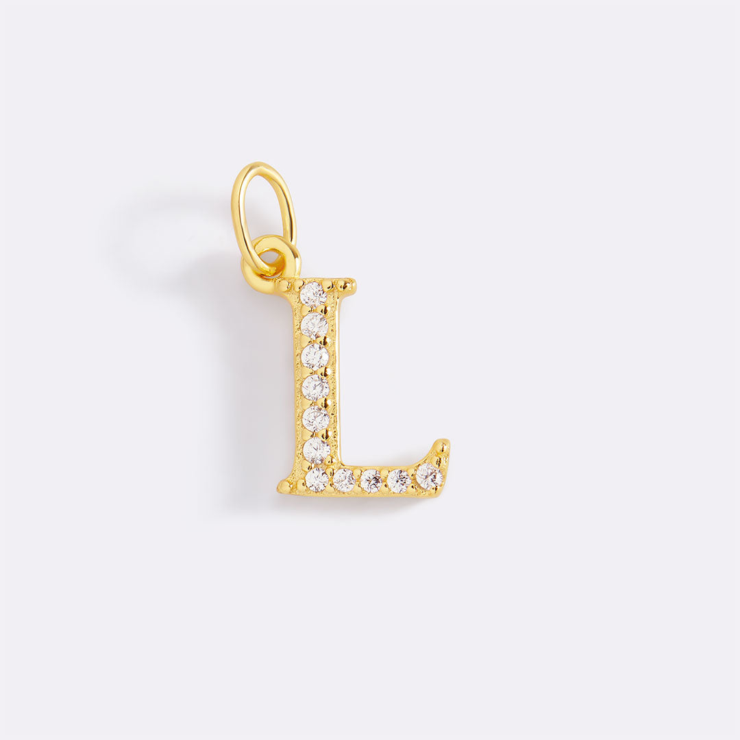 Charm con iniziale pavé delicato