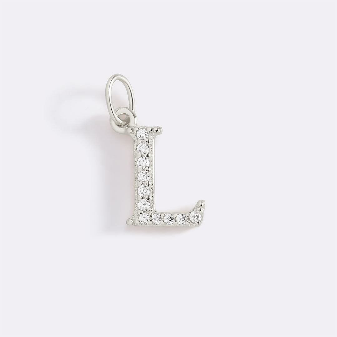 Charm con iniziale pavé delicato