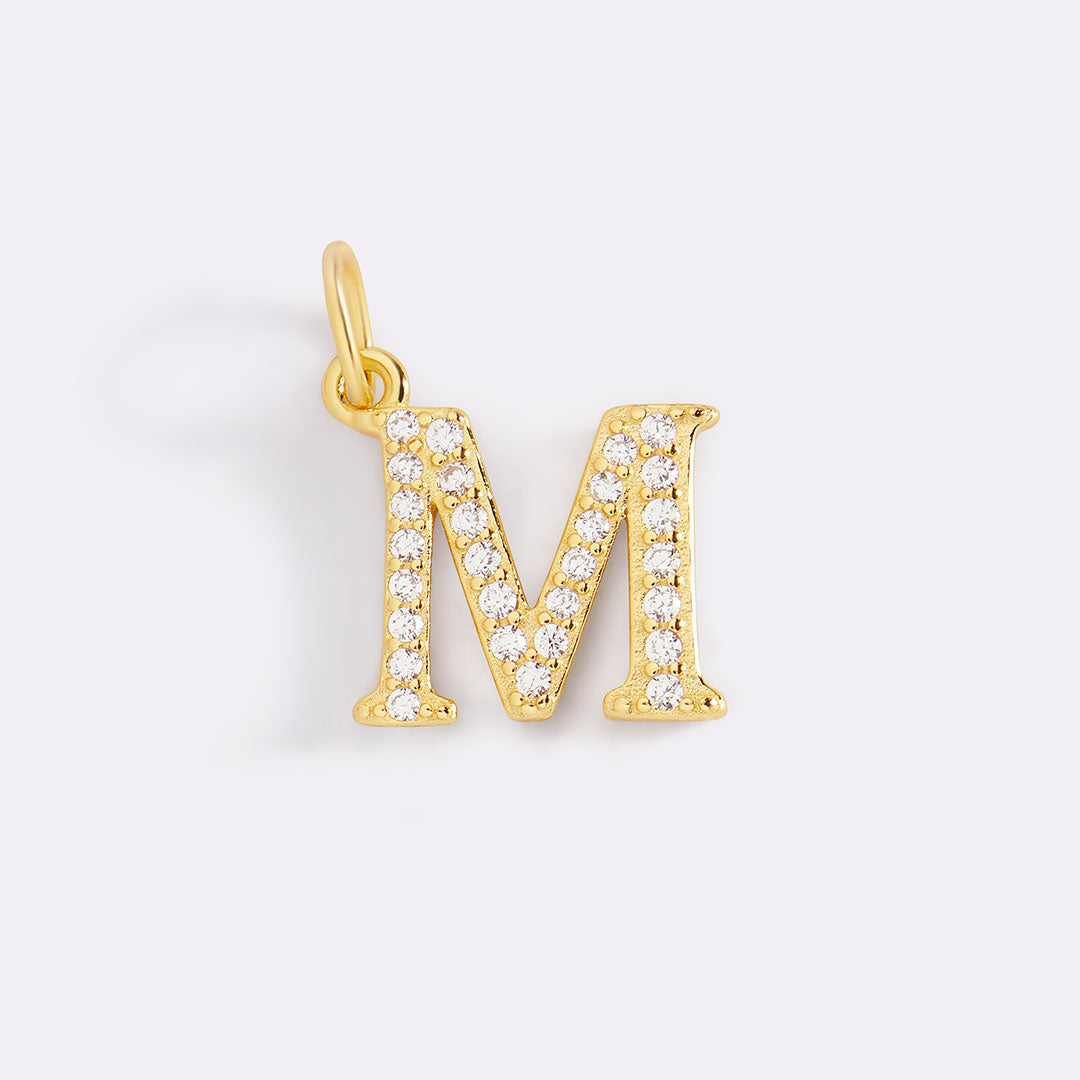 Charm con iniziale pavé delicato