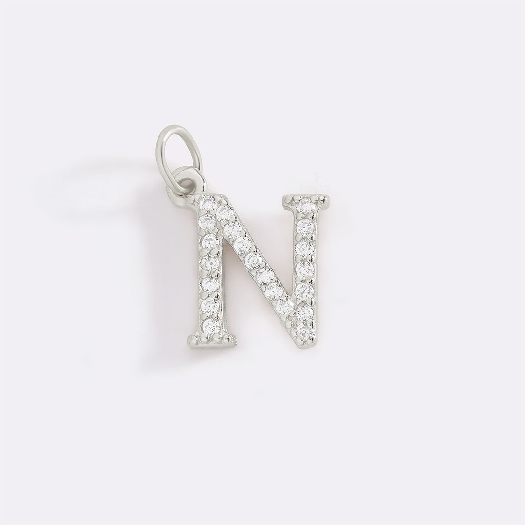 Charm con iniziale pavé delicato