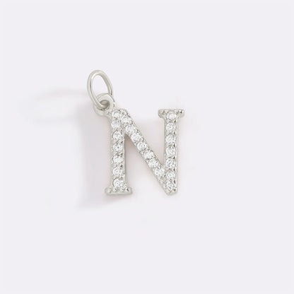 Charm con iniziale pavé delicato