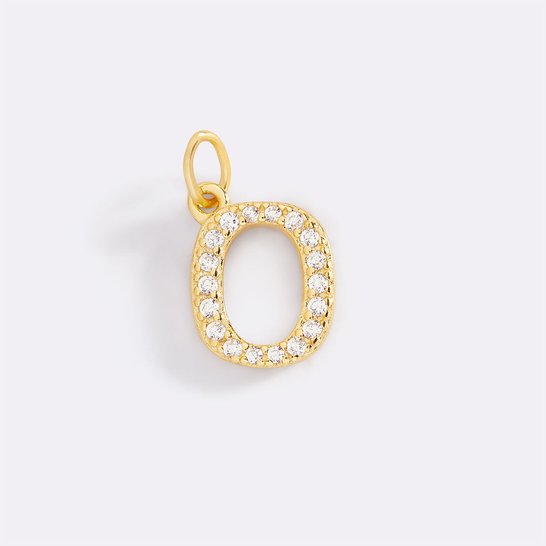 Charm con iniziale pavé delicato