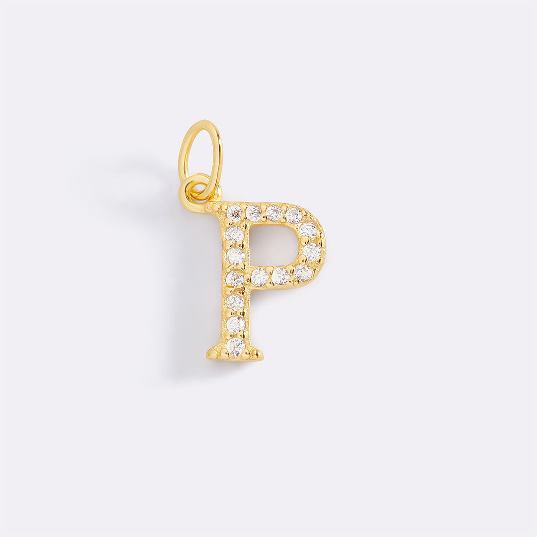 Charm con iniziale pavé delicato
