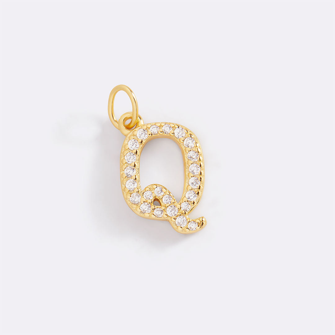 Charm con iniziale pavé delicato