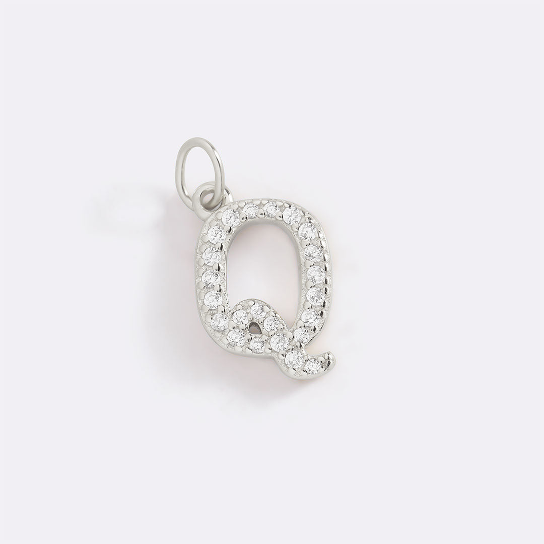 Charm con iniziale pavé delicato
