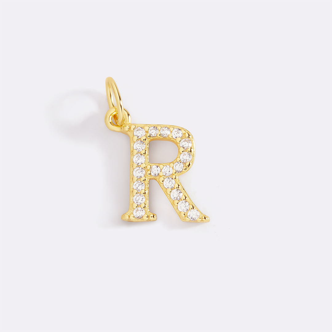 Charm con iniziale pavé delicato
