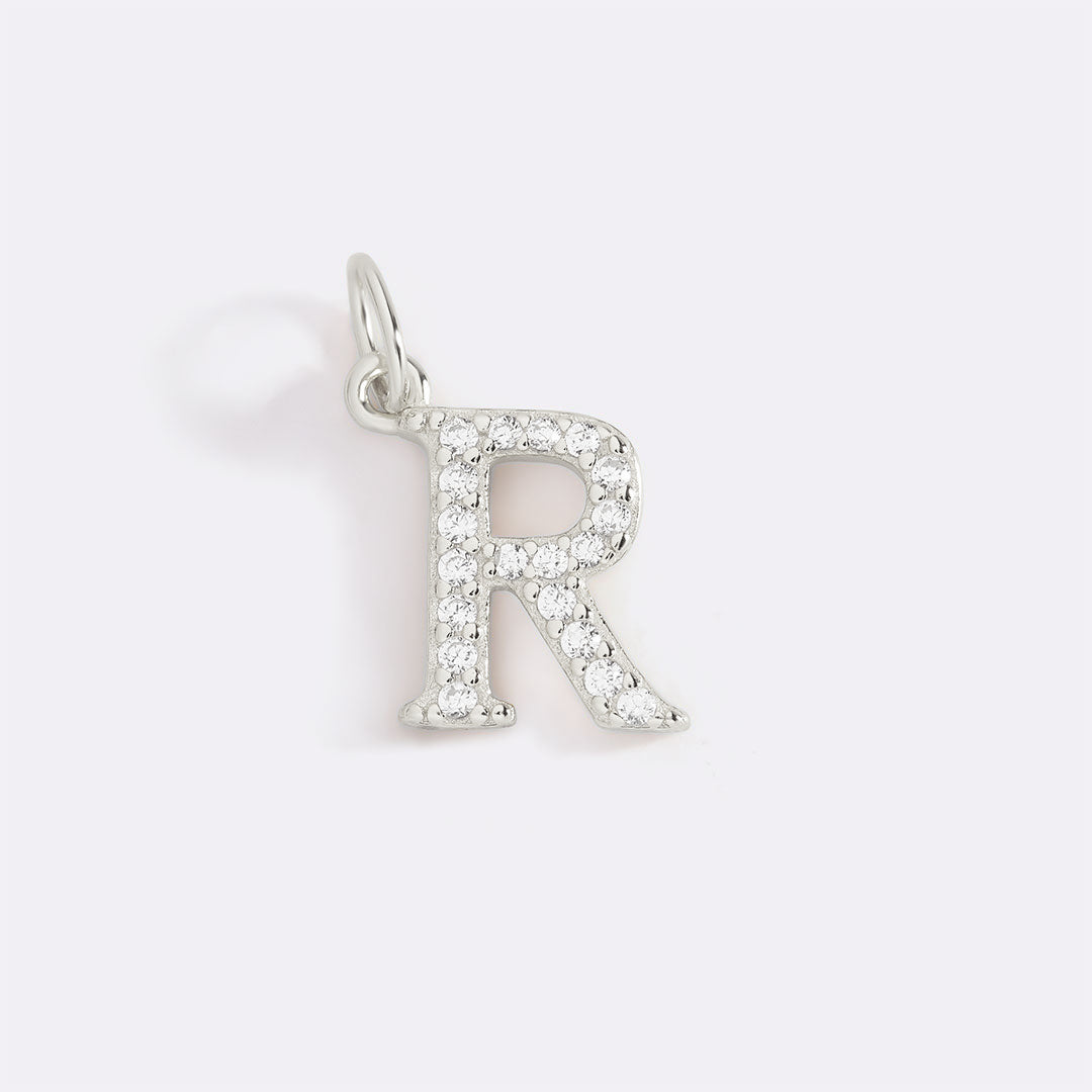 Charm con iniziale pavé delicato