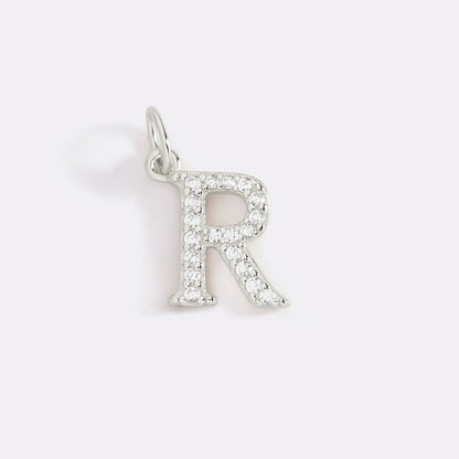Charm con iniziale pavé delicato