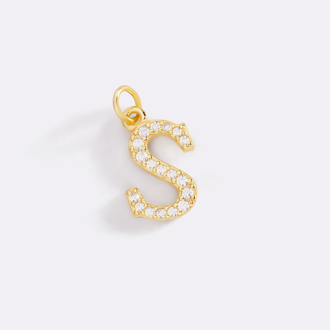 Charm con iniziale pavé delicato