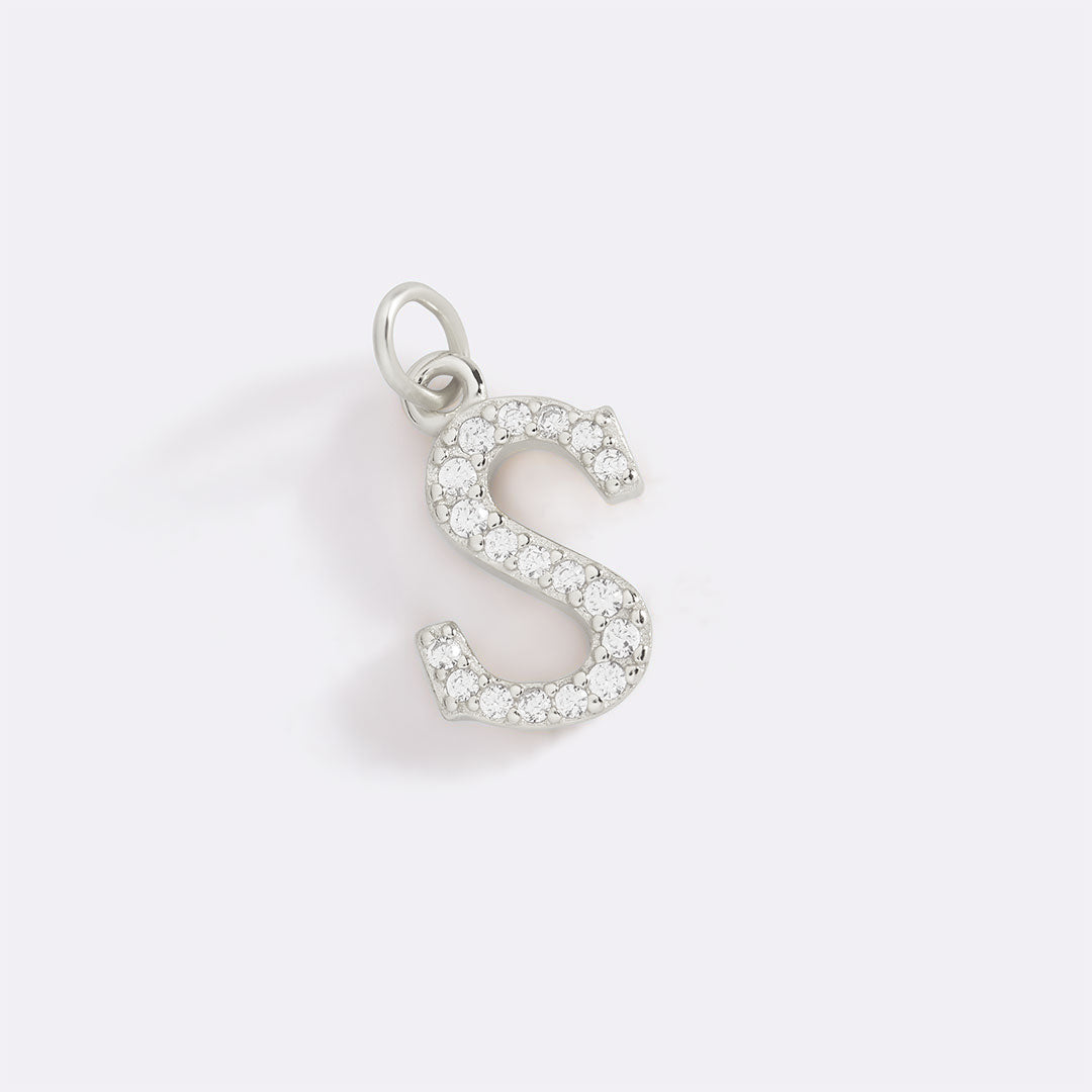 Charm con iniziale pavé delicato