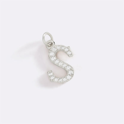 Charm con iniziale pavé delicato